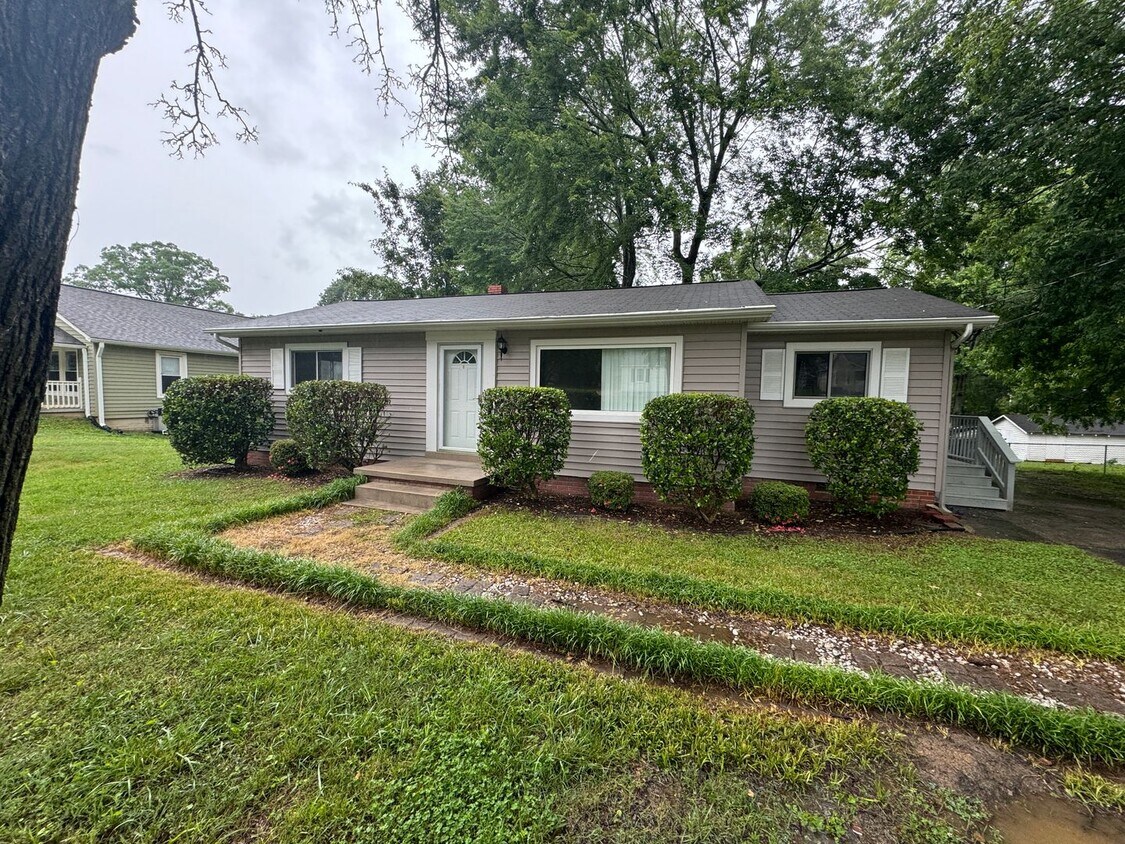 Foto principal - Charming 3-Bedroom Ranch Home in Kannapolis!