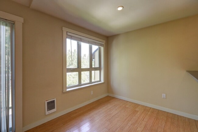 Building Photo - Beautiful Top Floor 1BR 1BA Condo in The B...