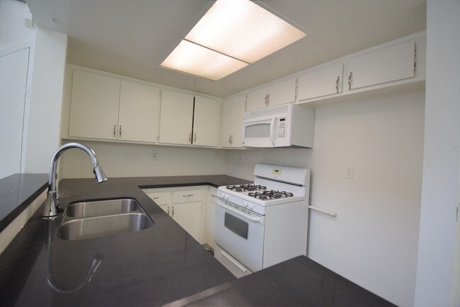 Foto del edificio - 6401 Riverton Ave