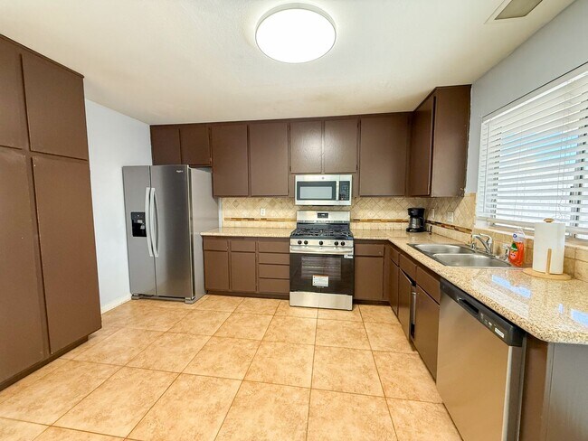 Foto del edificio - Charming 4BD 2BA Single-Story Home with Large Backyard & No HOA