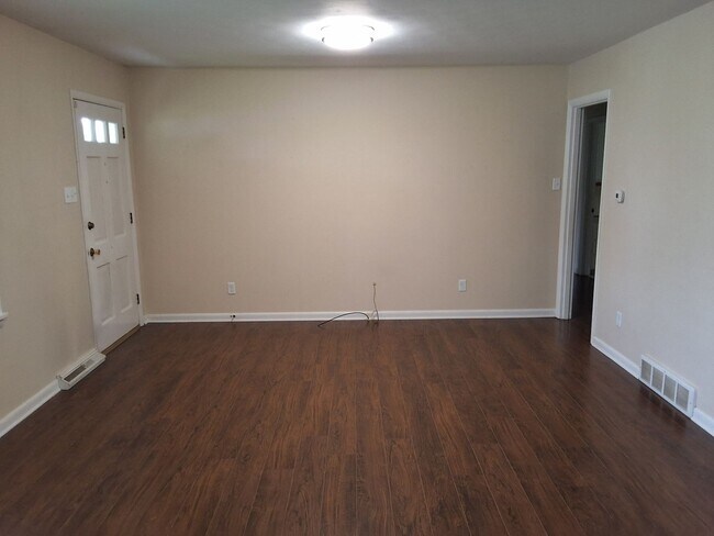 Foto del edificio - Beautiful 3 Bed, 2 Bath with walk out fini...