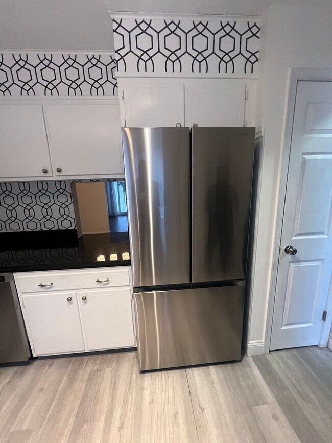 Foto del edificio - Now Available Spacious 3 Bedroom, 1.5 Bath Home