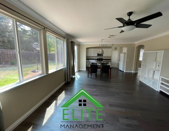 Foto del edificio - Beautiful 4-Bedroom Home in Desirable Ranc...