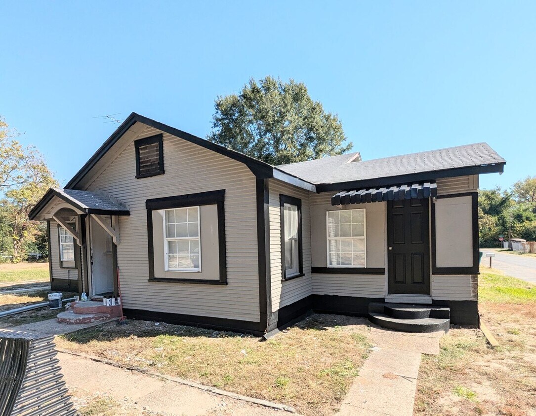 Primary Photo - Remodeled Home on Texas Side