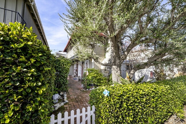 Building Photo - &quot;Charming 4-Bedroom Classic Cottage &amp; Cozy Fireplace in heart of Balboa