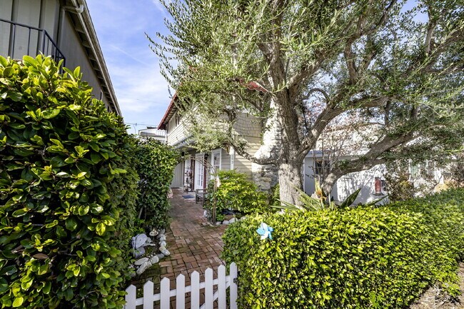 Foto del edificio - "Charming 4-Bedroom Classic Cottage & Cozy Fireplace in heart of Balboa
