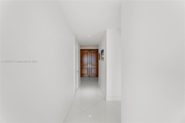 Building Photo - 1425 Brickell Ave