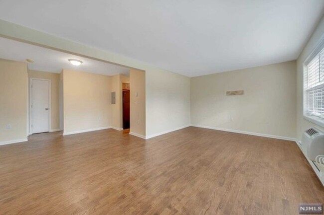Building Photo - 219 N Maple Ave