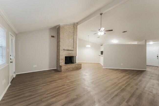 Foto del edificio - 2406 Heathergold Dr