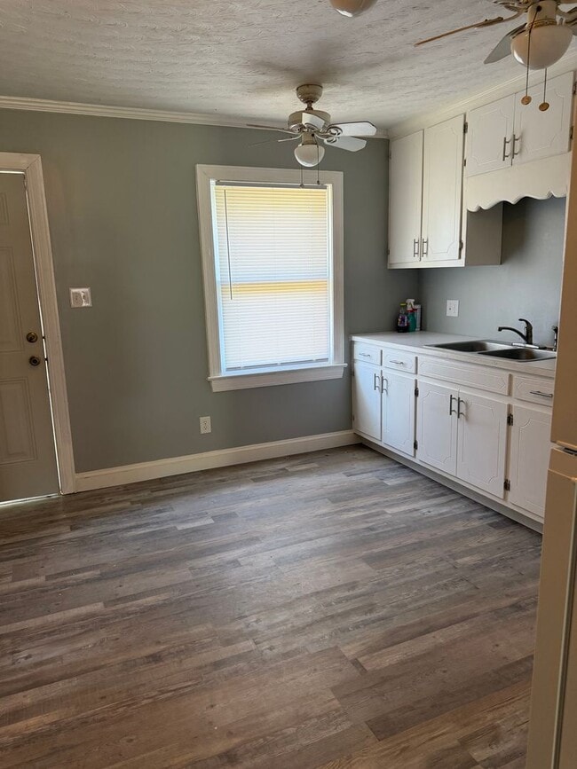 Building Photo - 913 S Kates Ln