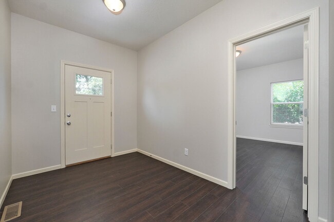 Building Photo - 1345 E Cherry St