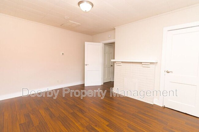 Foto del edificio - 1113 E 8th St
