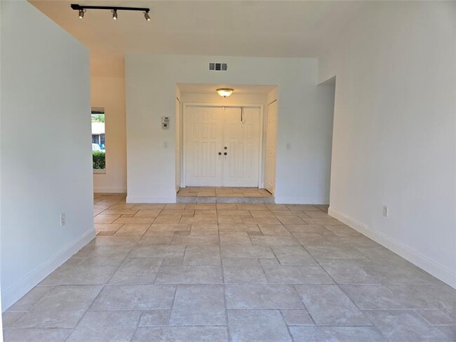 Foto del edificio - 14720 Highland Springs Ct