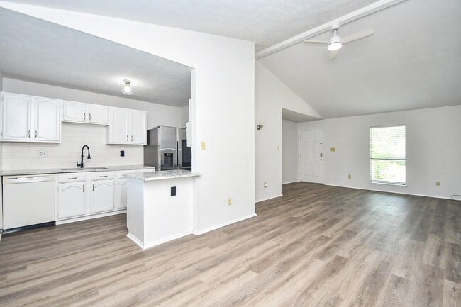 Building Photo - 6915 Jeb Stuart Dr