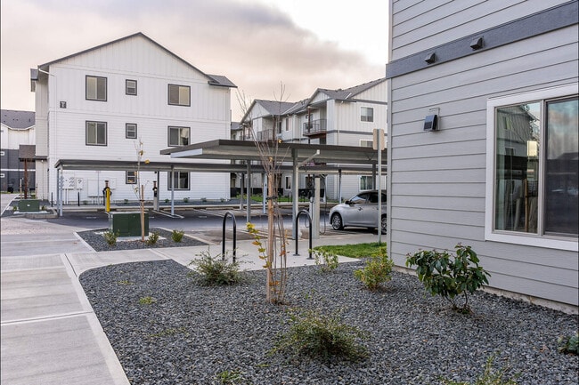 Foto del edificio - Woodburn Place Apartment Homes