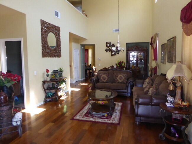 Foto del edificio - COMING SOON! 4 Bedroom Home in the Canyon Gate Community in Newhall!