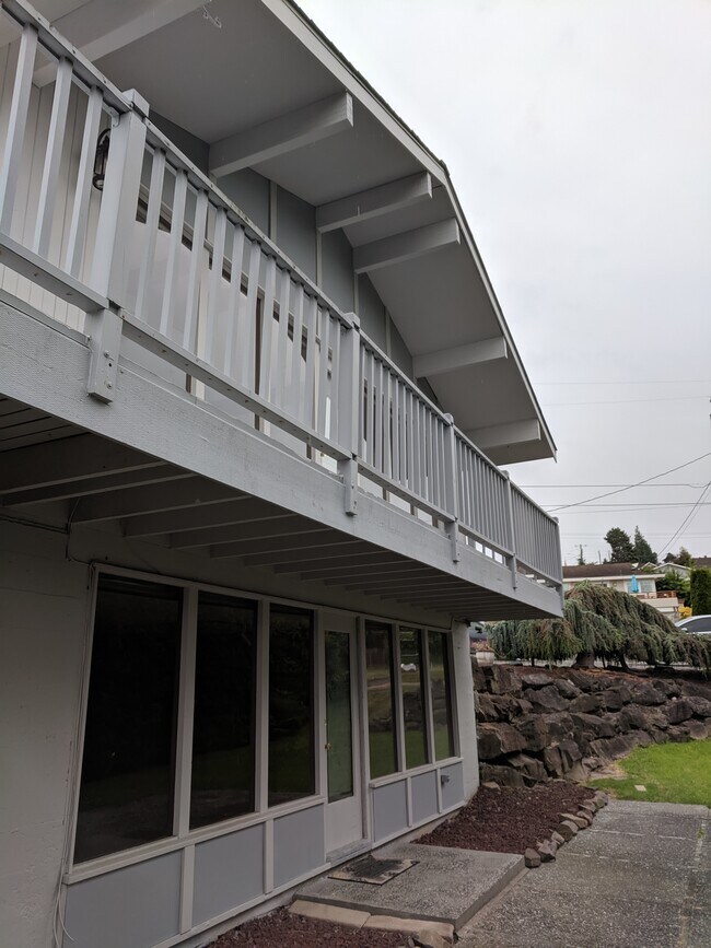 Building Photo - 3303 Wave Dr