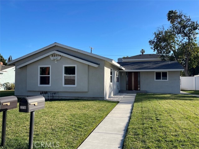 Foto principal - 22710 Saticoy St