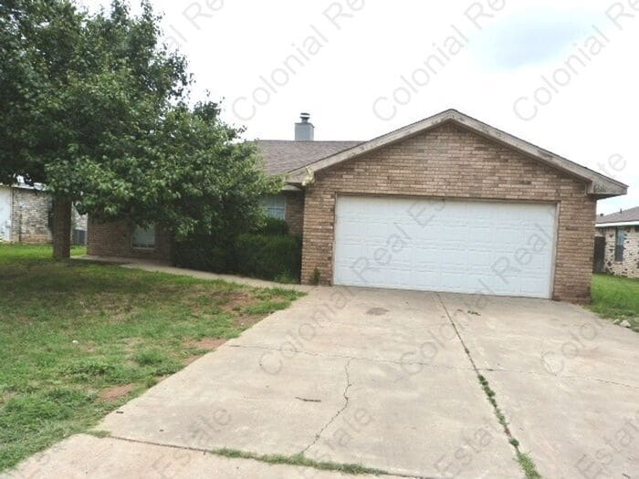 Primary Photo - Spacious 3 Bed/2 Bath home with a fireplace!