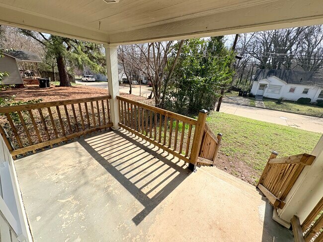 Building Photo - 104 Freeze Ave NW