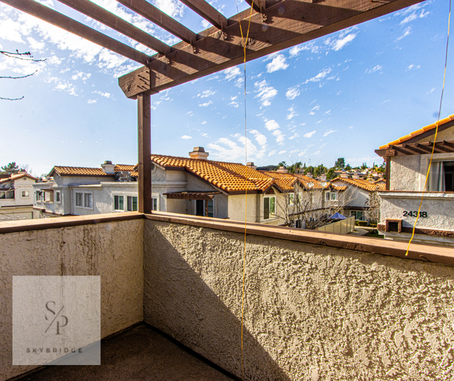 Foto del edificio - "Charming 2-Bed, 2-Bath Townhouse with 999...