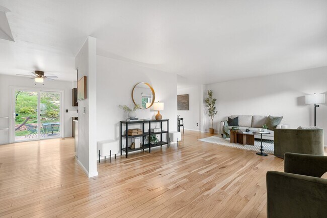 Building Photo - 5 Bedroom Home, Backs to Open Space, Walki...