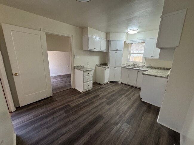 Building Photo - Beautiful Santa Fe Style home!
