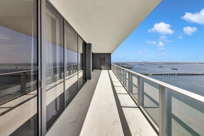 Foto del edificio - 700 NE 24th St