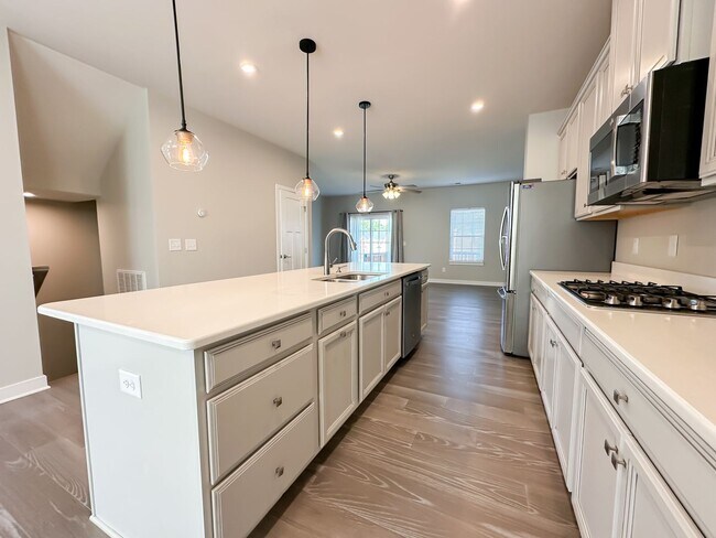 Building Photo - Newly Remodeled Townhouse!
