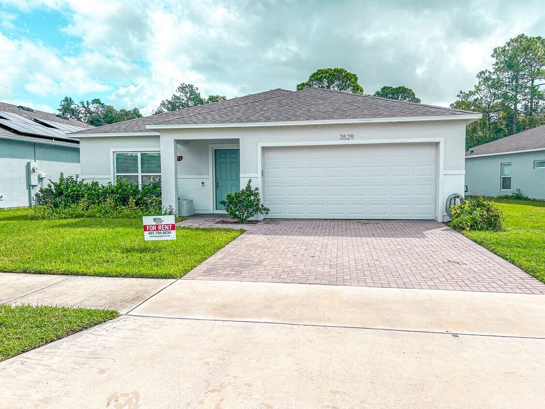 Foto principal - Spacious 4-Bedroom, 2-Bathroom Home for Rent