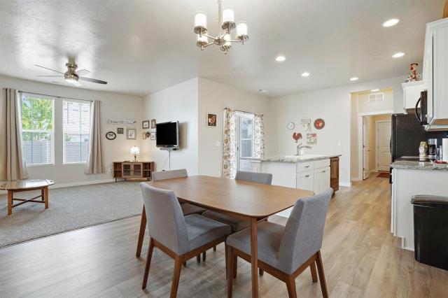 Foto del edificio - 4 bedroom in Meridian CA 83642