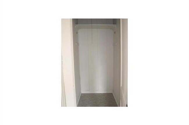 Closet - 701 W 9th St