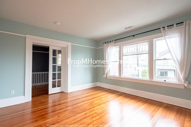 Foto del edificio - Spacious Two Bedroom Duplex In The Heart O...