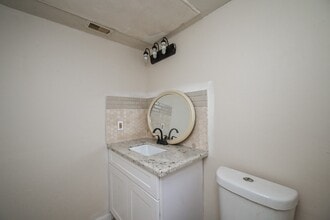 Building Photo - 3900 Woodchase Dr