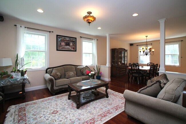 Foto del edificio - 4 Bedroom House For Rent