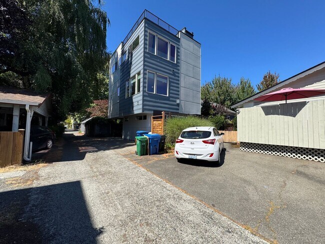 Building Photo - Beautiful 3b2b Townhome in the Heart of Ba...