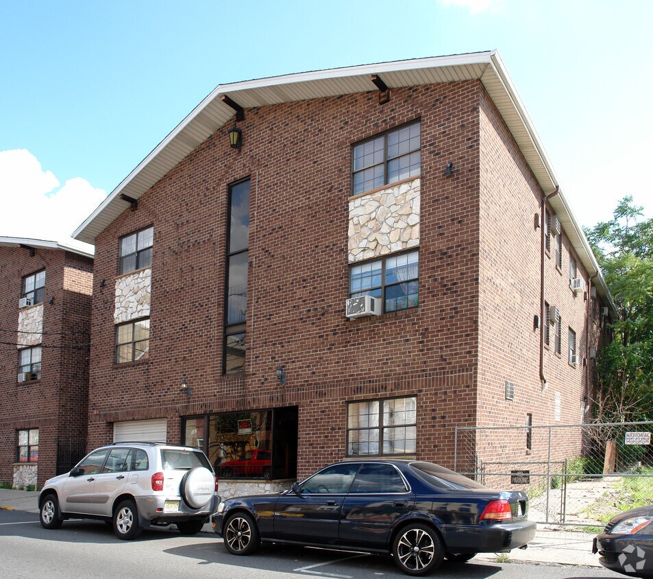 Building Photo - 147 71st St