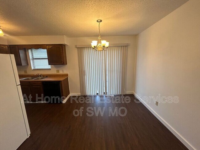 Building Photo - 929 W Edgewood