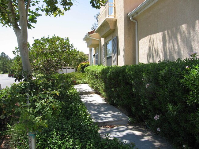 Building Photo - Three Bedrooms and Den in Northpark