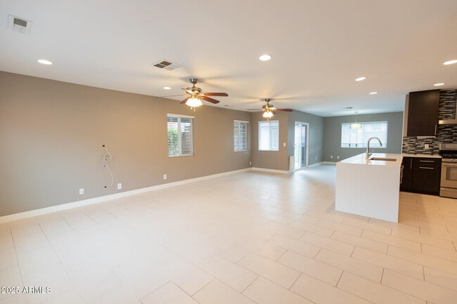 Building Photo - 803 E Palmaire Ave
