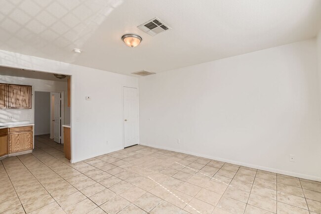 Building Photo - 1 Bedroom Unit with Gated Parking!