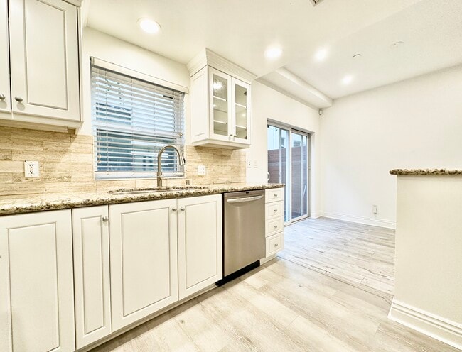 Building Photo - 1010 N Curson Ave