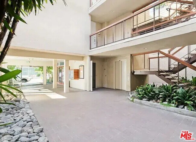 Foto del edificio - 330 S Barrington Ave