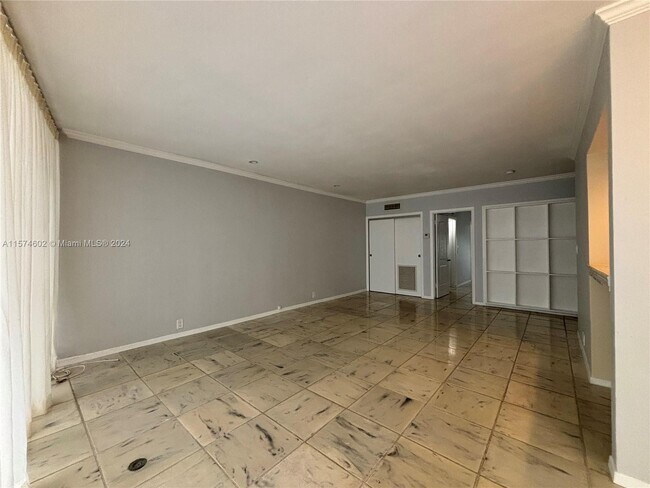 Foto del edificio - 10210 Collins Ave