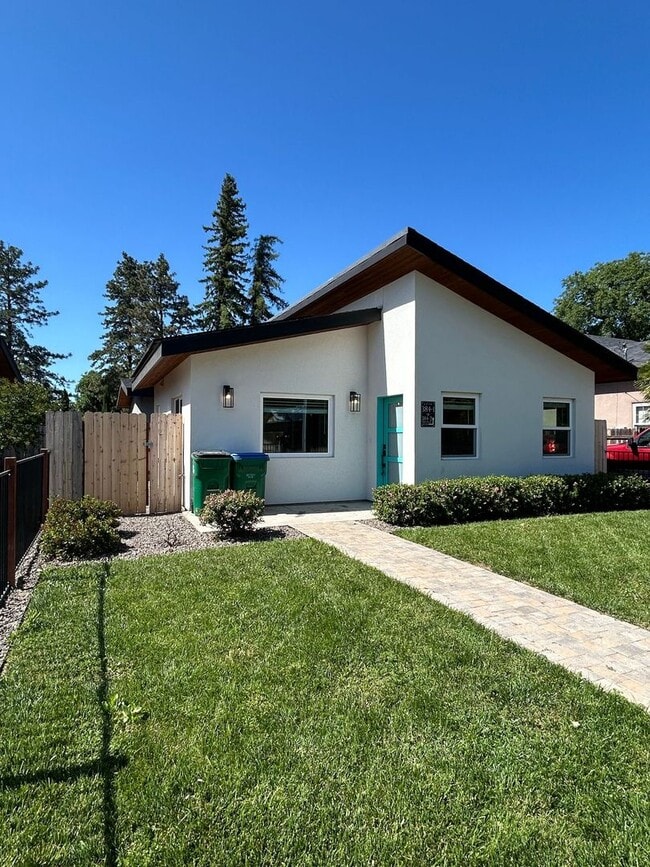 Building Photo - 372-384 E 8th Ave