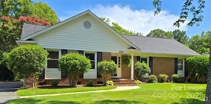 Building Photo - 9124 Sandburg Ave