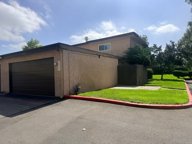 Building Photo - 10570 White Oak Dr