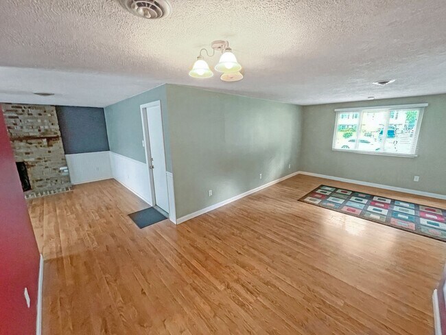 Foto del edificio - Holiday Special! – No Application Fee This Season! Beautiful 3-Bedroom, 1.5-Bath Rancher on Corne...