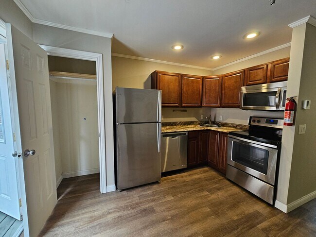 Foto del edificio - 211 1/2 N Madison - Summer Lease