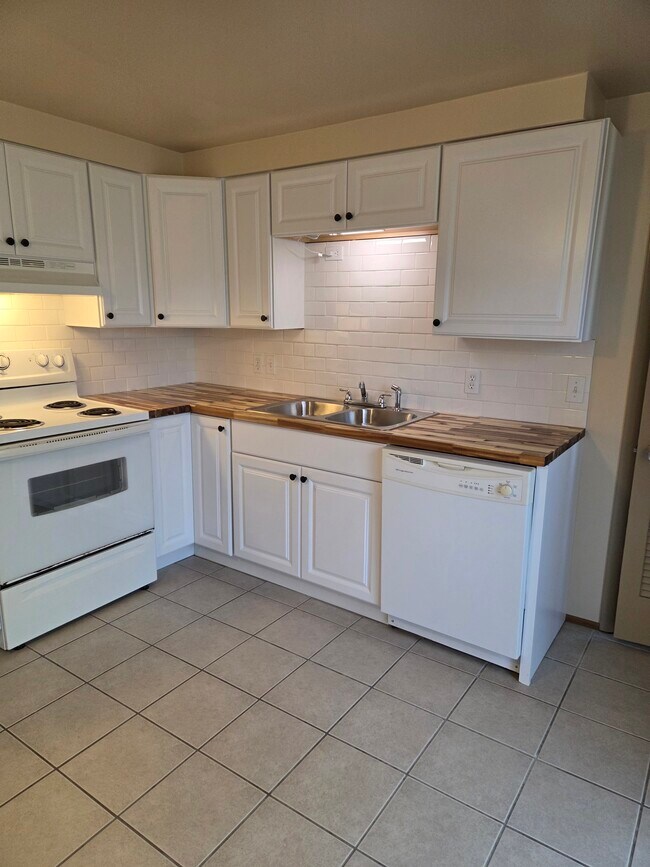 Cocina, refrigerador y lavavajillas incluidos. - 496 Mercer Rd